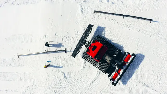 Der Park verändert sich konstant. Shaper und Raupenfahrer bauen den Park im Zwei-Wochen-Rhythmus um. | Foto: Max Ampferer/Absolut Park
