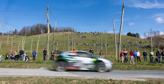 Frühlingswetter und zahlreiche Interessierte entlang der Strecke – die Veranstalter sind zufrieden mit der Rebenland Rallye 2026. | Foto: GEPA