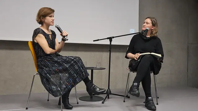 (v.l.) Autorin und Journalistin Ingrid Brodnig im Gespräch mit Prof. Dr. Maria Schreiber.