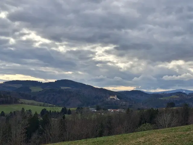 und auf das Schloss Krumbach  | Foto: Gold Michaela