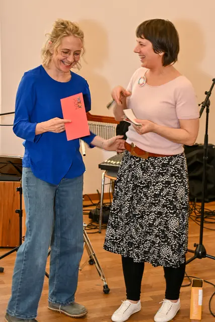 Organisatorin Monika Perner überreichte Sachpreise für besondere getauschte Outfits. | Foto: Rainer Weiß