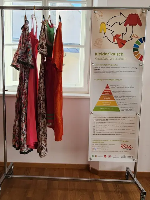 Die Besucher wurden auf eigens gestalteten Bannern über die Themen Kreislaufwirtschaft, Ressourcen schonen und Slow Fashion informiert. | Foto: Monika Perner