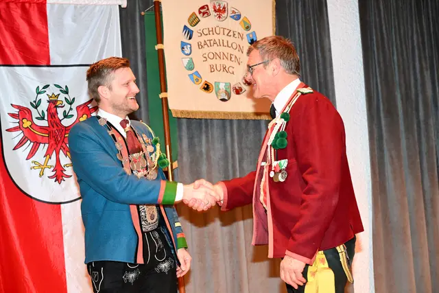 Jubiläum: Martin Kirchmair aus Sellrain wurde die Königskette zum 10. Mal überreicht. | Foto: Hassl
