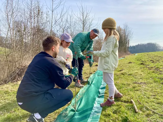 Junge und ältere Amphibienfreund:innen helfen zusammen. © H. Kurz
