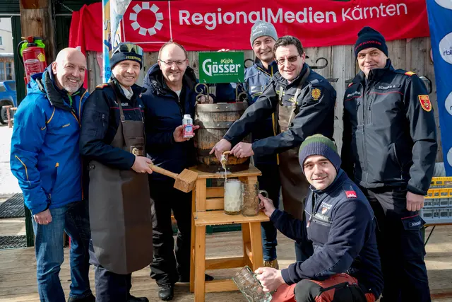 Der Bieranstich gehört dazu: Thomas Springer, Rudolf Robin, Helmut Petschar, Josef Bogensberger, Franz Aschbacher und Florian Kerschhaggl