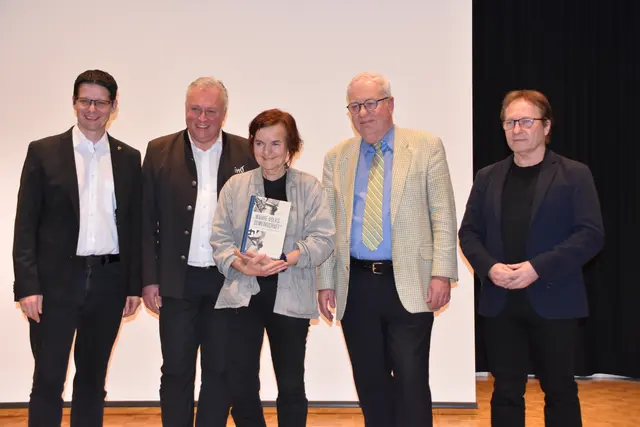 Christoph Stillebacher, Stefan Weirather, Dr. Sabine Pitscheider, Christoph Haidacher und Horst Schreiber im Stadtsaal Imst. | Foto: Perktold