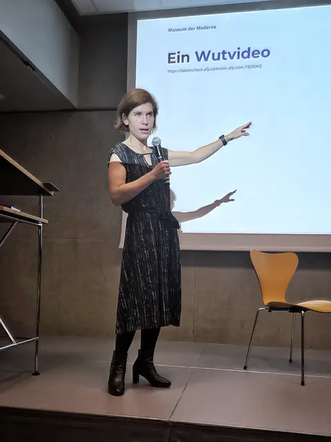 Ingrid Brodnig während ihres spannenden Impulsvortrages zu digitaler Bildmanipulation.