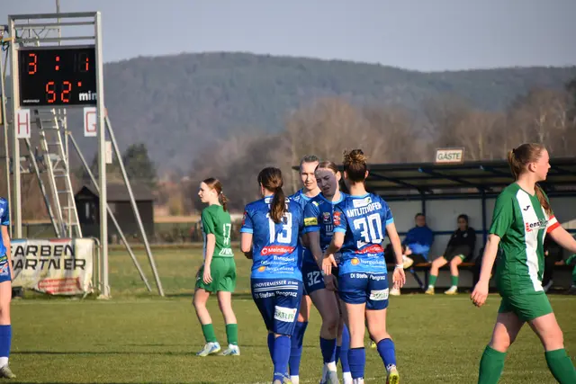 Isabella Gold, Emily Wolf, Sophia Losonczy und Rojda Antlitzhofer beim Abklatschen nach dem 4:1. | Foto: MeinBezirk/Michael Strini