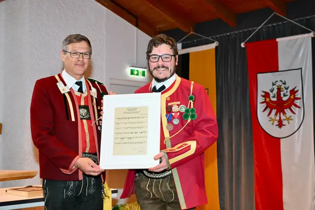 Michael Pfurtscheller aus Natters komponierte einen "Präsentiermarsch" - die Partitur wurde an Mjr. Hans Knoflach überreicht. | Foto: Hassl