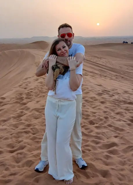Martina und Helmut Findenig-Wieser am Tag vor dem Kriegsausbruch bei ihrem Traumurlaub in der schier unendlichen Sand-Wüste Rub al-Chali vor Dubai. | Foto: Findenig-Wieser
