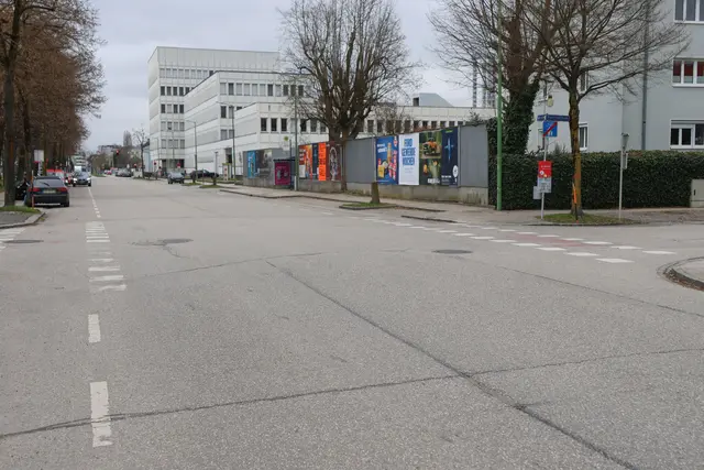 Bei den Ermittlungen im Zusammenhang mit dem vermeintlichen Verkehrsunfall stellte sich heraus, dass der 42-Jährige aufgrund eines internen Notfalles aus eigenem beim Versuch die Fahrbahn zu überqueren stürzte. | Foto: laumat/Matthias Lauber