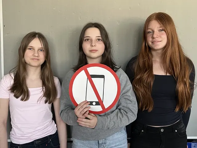 Amelie, Emma und Mia aus der 4D fühlen sich gut, trotz Handy. | Foto: Gesa Buzanich