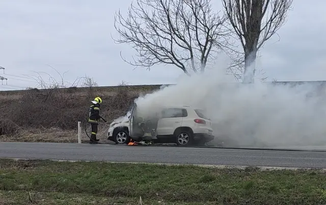 Ein Fahrzeugbrand sorgte auf der Landesstraße zwischen Gutenbrunn und Unterwinden für einen Feuerwehreinsatz.  | Foto: DOKU-NÖ