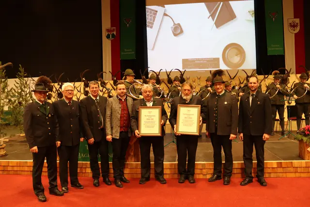 Landesjägermeister-Stellvertreter Artur Birlmair, BH Siegmund Geiger, ÖVP-Klubobmann und Jagdpächter Jakob Wolf, Landtagsabgeordneter Dominik Traxl, die Geehrten Arthur Sieß und Josef Haueis, mit dem Bezirksjägermeister Reinhold Siess und seinem Stellvertreter Markus Schwarz.  | Foto: Elisabeth Zangerl