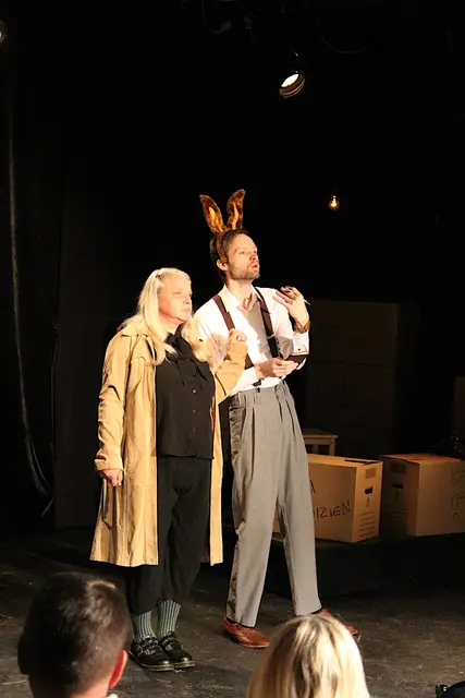 Ermittlerin Lucia Fux und der falsche Hase beim Nachdenken.