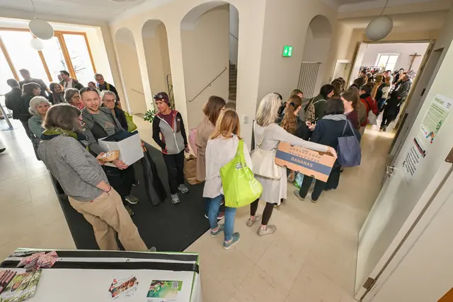Der Ansturm auf die Kleidertausch-Jubiläumsparty im Gallneukirchner Pfarrsaal war enorm. | Foto: Rainer Weiß