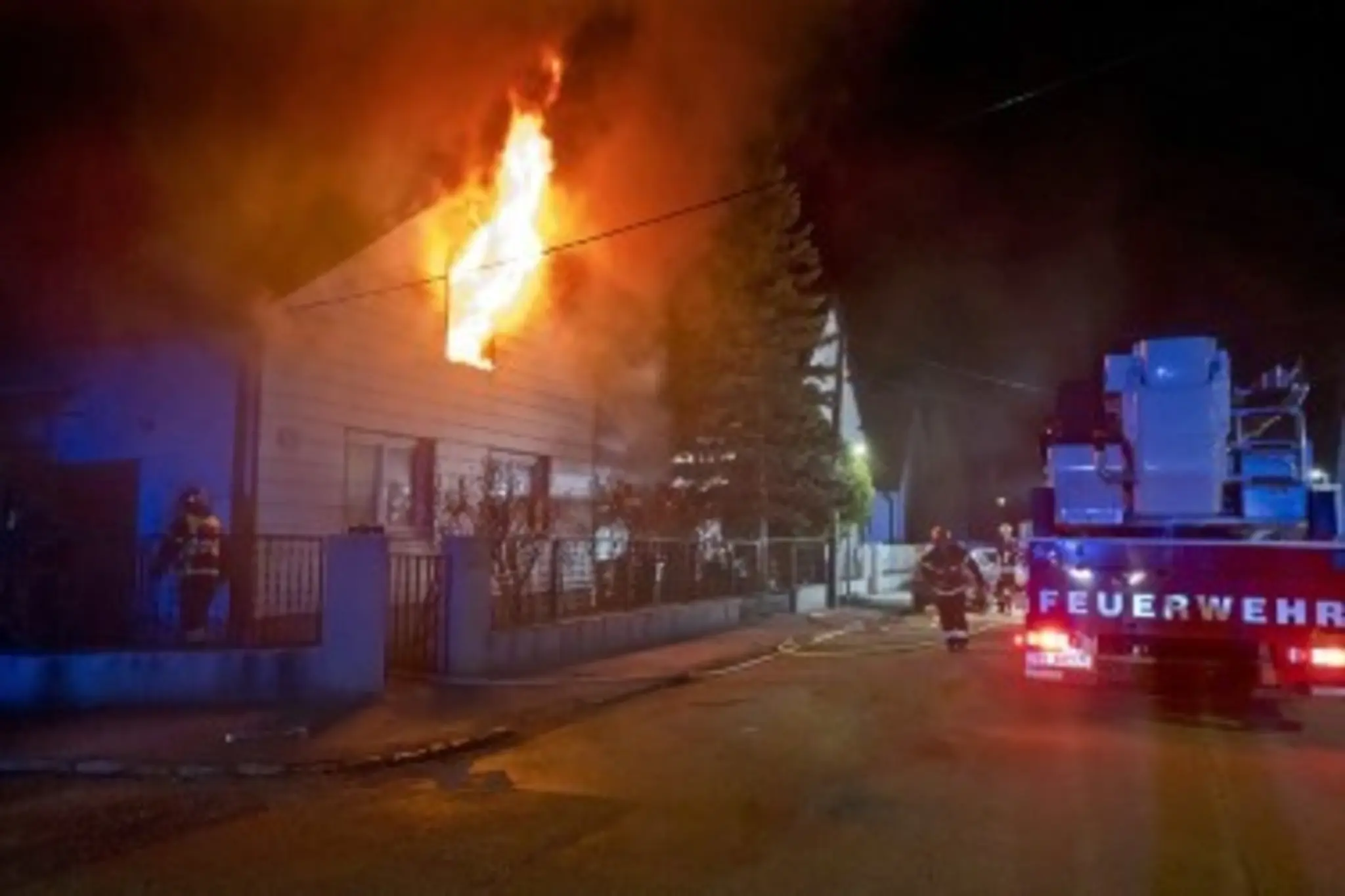 House fire in Traiskirchen: Flames several meters high - | Seniors escape ...