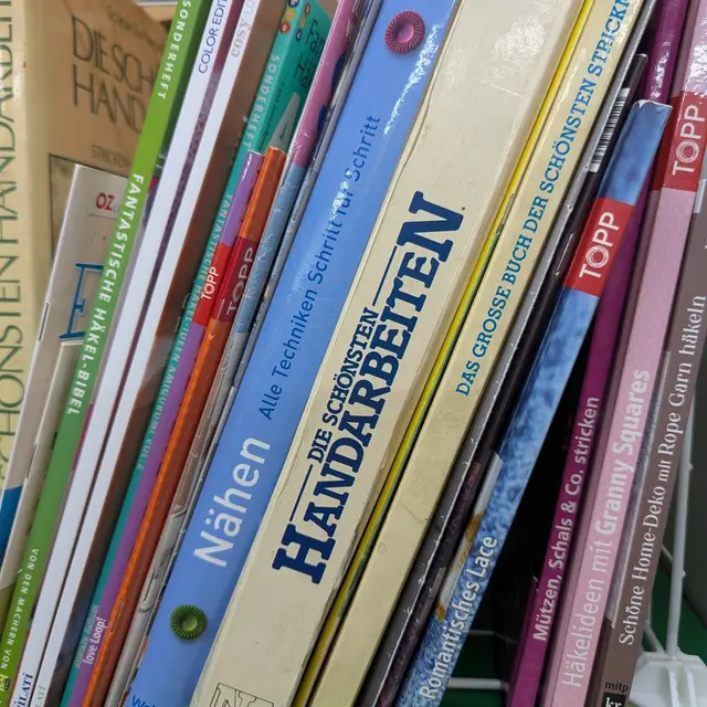 Im Atelier gibt es einen offenen Bücherschrank. Du hast Handarbeitsbücher, die nicht mehr benötigt werden und verstauben? Komm ins Atelier und tausche gegen ein anderes!