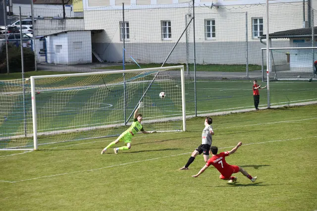 Ibrahim Sahin drückt den Ball im Fallen über Fabian Brunner hinweg an die Querlatte. | Foto: MeinBezirk/Michael Strini