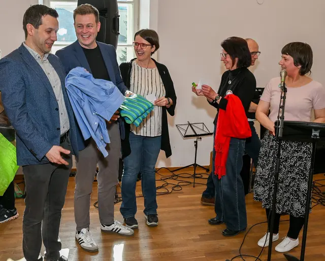 Der leitende Seelsorger Benjamin Hainbuchner, LR Stefan Kaineder und Vizebürgermeisterin Regina Penninger bekamen von den Organisatorinnen Ulrike Lettner und Monika Perner für ihre mitgebrachten Tauschstücke einen Stempel in ihren Tauschpass. (v.l.) | Foto: Rainer Weiß