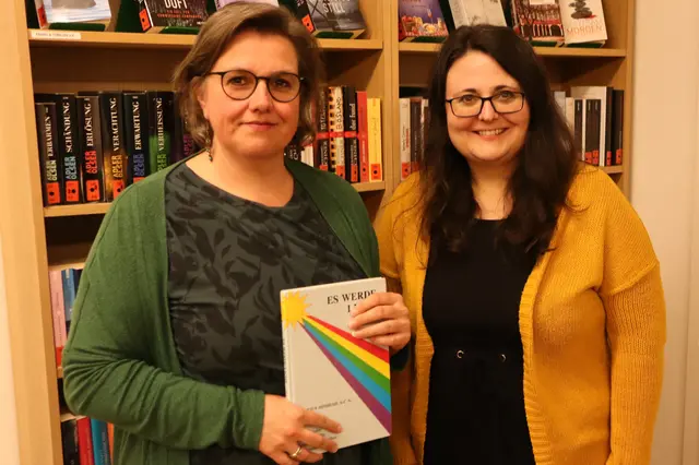 Katja Erkner-Sacherl (li, mit Bianca Angerer) brachte Farbe in das Dunkel | Foto: Gerhard Langmann