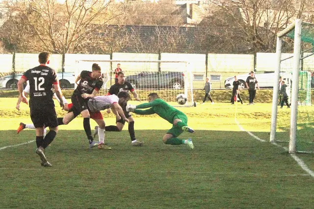 Dem einzigen Tor im Spiel soll ein Vergehen vorausgegangen sein - Schiri Sahin Erdem hat es so entschieden - Abseits war es sicher nicht, wie das Foto zeigt.  | Foto: Peter Seper