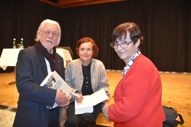 Auch Alt-Bgm. Gerhard Reheis und Autorin Annemarie Regensburger ließen sich von der Autorin Dr. Sabine Pitscheider das Buch signieren. | Foto: Perktold