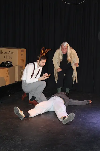 Herr Frank Frank wurde im Speisesaal des Gerichts ermordet.