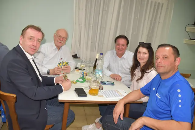 Gemütliches Preisschnapsen in Rotenturm: Christian Drobits, Gerhard Korkisch, Thomas und Martina Klug, Roman Takacs | Foto: MeinBezirk/Michael Strini