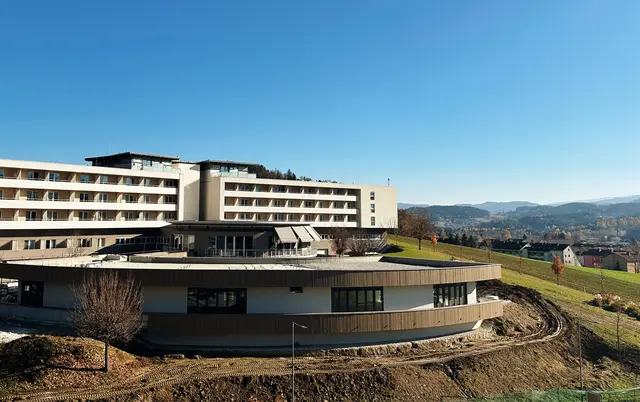 Der Zubau fügt sich nahtlos in das bestehende Areal ein. | Foto: Therme NOVA/Rusk Video