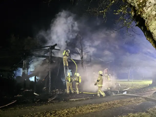 Die Nachlöscharbeiten gestalteten sich aufgrund zahlreicher Glutnester besonders aufwendig. | Foto: Freiwillige Feuerwehr Adnet