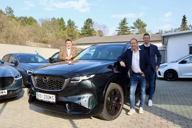Beim MG und Mazda-Autohaus Schallgruber (v.l.n.r.): Georg Lienbacher, Herwig Schallgruber und Alexander Kuhn | Foto: Carina Kühn