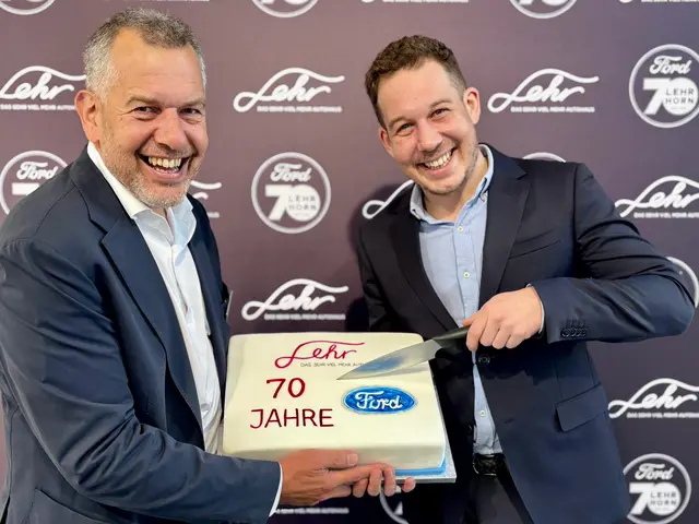 Manfred Lehr Senior und Manfred Lehr Junior schnitten gemeinsam die Jubiläumstorte an. | Foto: Markus Kahrer & Manuela Danzinger