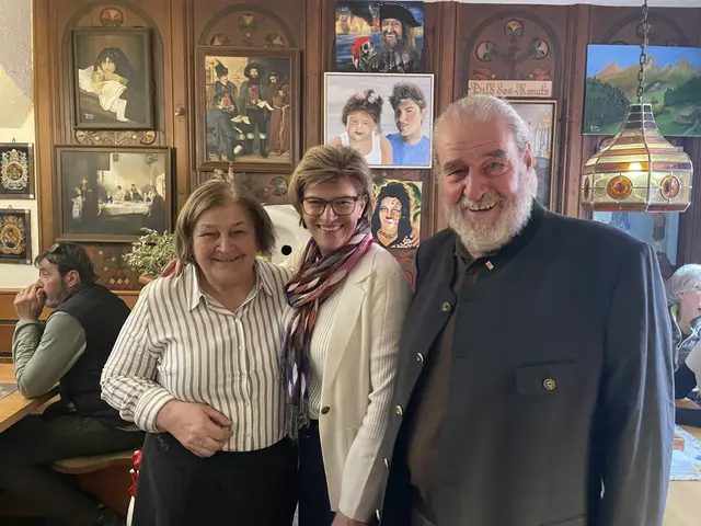 Evi, Christine und Franz in der Gaststube im Sandwirt. | Foto: Krackl