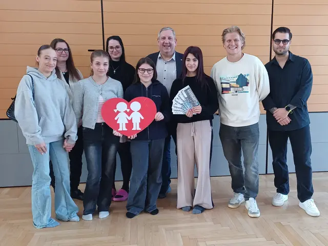 Thorsteinn Einarsson (2.v.r.) und sein Manager Daniel Viertbauer (r.) mit Bgm. Fritz Feichtinger (Mitte) bei der Übergabe der Tickets an die glücklichen Gewinnerinnen und den Laakys-Betreuerinnen Tamara Zarl und Sarah Druckenthaner (h.l.) | Foto: Stadtgemeinde Laakirchen