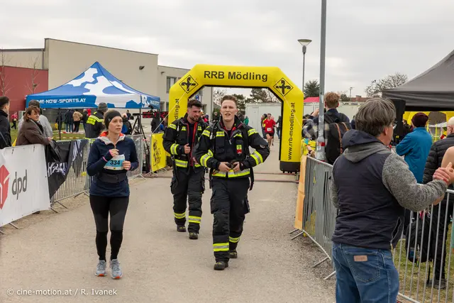 Einlauf der Freiwilligen Feuerwehr Leopoldsdorf nach 2,5 km Lauf mit Atemschutzausrüstung - 1. Manuel Müllner gefolgt von Oliver Graf. | Foto: cine-motion.at / R. Ivanek
