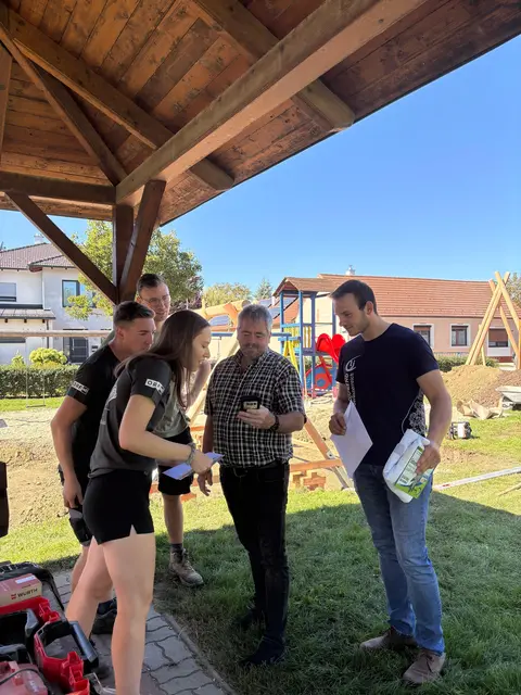 Projektübergabe (Leiterin Patricia Eisenhut, Obmann Philipp Uhl, LJ-Mitglied Philipp Freudenberger, Bürgermeister Franz Popp und Landesbeirat Jakob Toifl).  | Foto: Landjugend NÖ/Georg Pomaßl