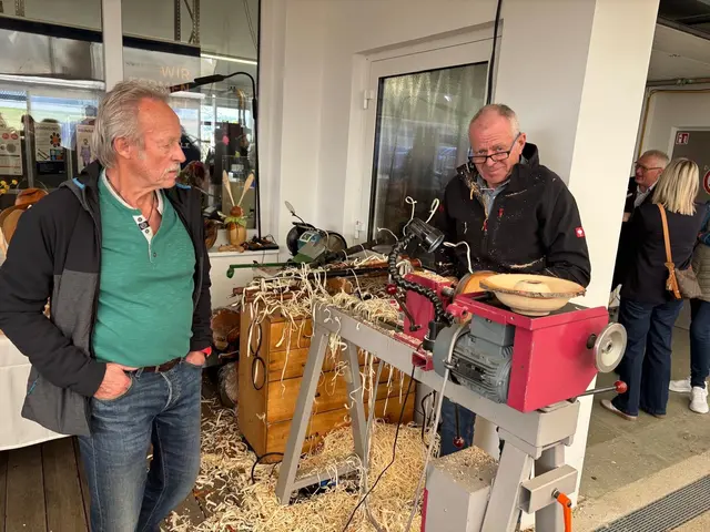 Von Technik bis Handwerk reichte der breite Bogen der rund 60 Aussteller. | Foto: MeinBezirk/ Reinhard Posch