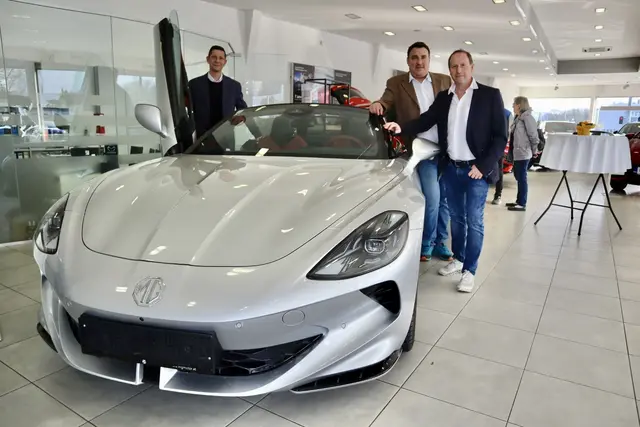 Im MG und Mazda-Autohaus Schallgruber werden Gäste vom MG E-Roadster Cyberster gegrüßt. V.l.n.r.: Alexander Kuhn, Georg Lienbacher und Herwig Schallgruber | Foto: Carina Kühn