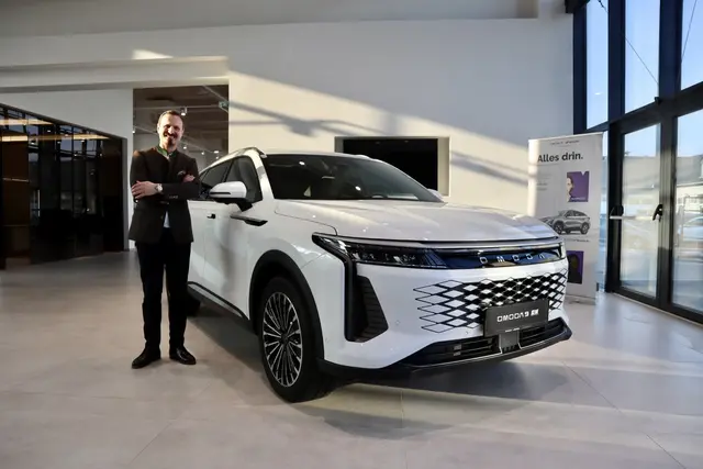 Geschäftsführer Ronald Kokollari mit dem neuen Omoda 9 | Foto: Carina Kühn