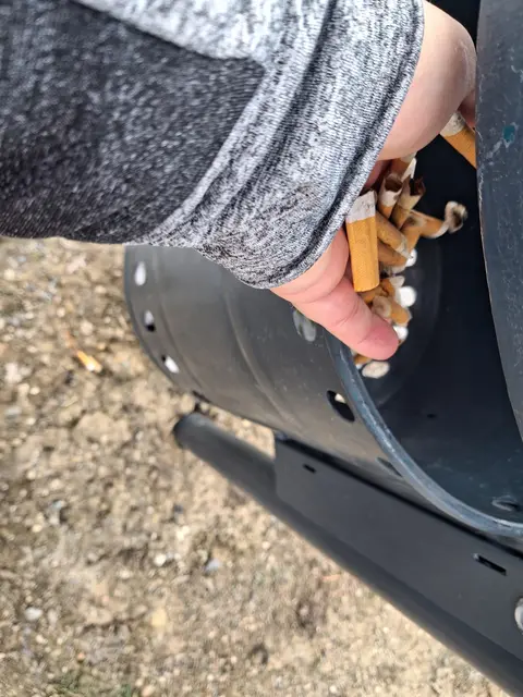 Entsorgung der Tschickstummel im ersten Mistkübel | Foto: Gold Michaela