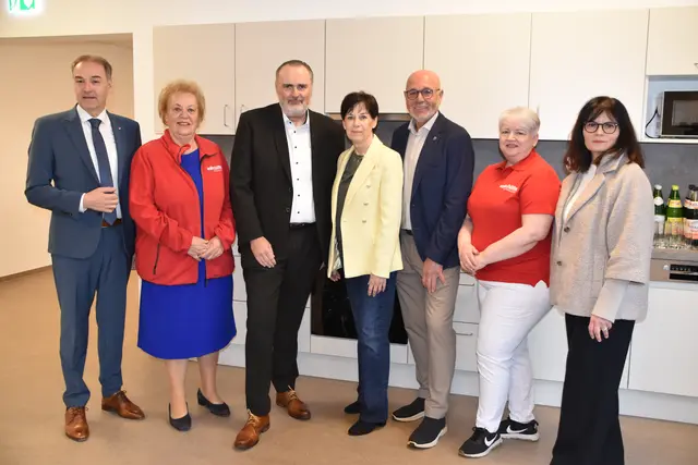 Beim Rundgang im Pflegestützpunkt Müllendorf: Soziallandesrat Leonhard Schneemann, Volkshilfe-Burgenland-Präsidentin Verena Dunst, Landeshauptmann Hans Peter Doskozil, Gemeindevorständin Rosemarie Harter, Müllendorfs Bürgermeister Werner Huf, Karin Csencsits, Pflegedienstleitung Volkshilfe Burgenland und Waltraud Kölly-Schranz, Operative Leitung der Pflege- und Sozialberatung. | Foto: MeinBezirk/Barbara Babonitsch-Diewald