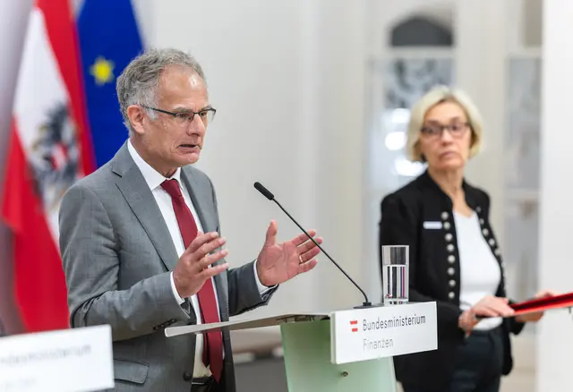"Ob die Abführung von diversen Abgaben, die Sicherstellung von illegal eingeführten Tieren und Pflanzen oder Aufgriffe von gefälschten Arzneipräparaten: in all diesen Fällen zeigt sich die bedeutende Arbeit des Zolls", betonte Finanzminister Markus Marterbauer (SPÖ) die Wichtigkeit der heimischen Zollarbeit. | Foto: BKA/Brauneis