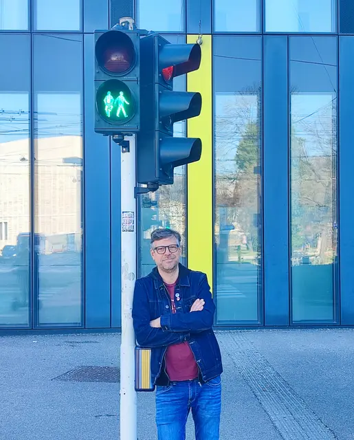 KPÖ-Gemeinderat Michael Roth-Schmida fordert längere Grünphasen für Fußgängerinnen und Fußgänger. | Foto: KPÖ Linz