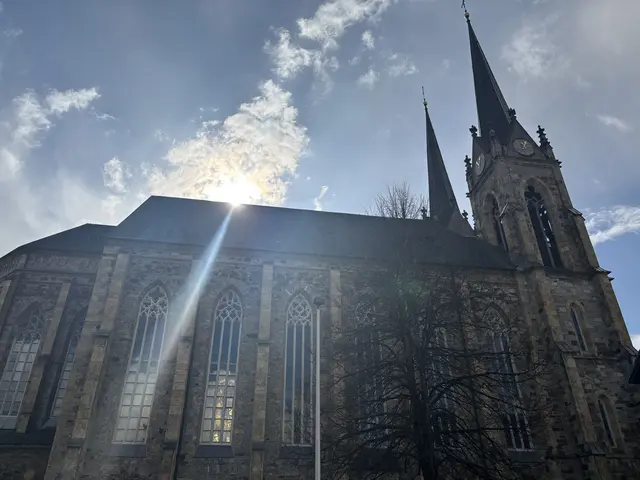 Die zweitürmige Pfarrkirche mit gotischem Holzbildwerk ist das Wahrzeichen der Bezirkshauptstadt Sankt Johann. | Foto: Emanuel Hasenauer