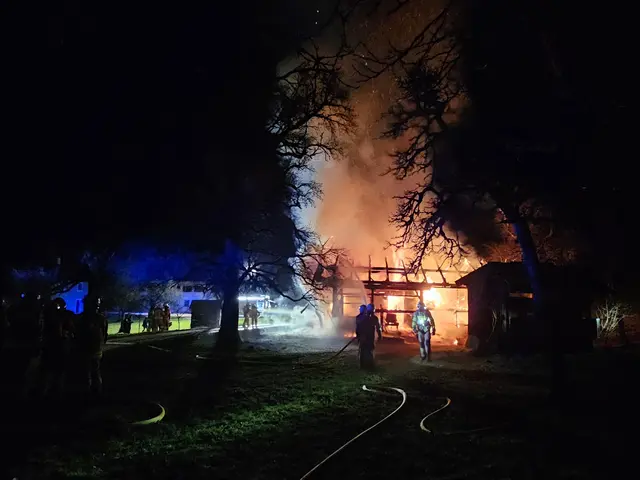 Mehrere Atemschutztrupps der Feuerwehren standen bei der Brandbekämpfung im Einsatz. | Foto: Freiwillige Feuerwehr Adnet