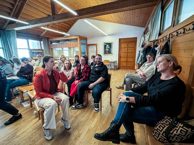 Im Dialog für die Zukunft der Eltern-Kind-Zentren: 28 Vertreterinnen der Tiroler EKiZ tauschten sich bei der Generalversammlung mit Astrid Mair über aktuelle Herausforderungen und Entwicklungsmöglichkeiten aus. | Foto: Plattform EKiZ Tirol