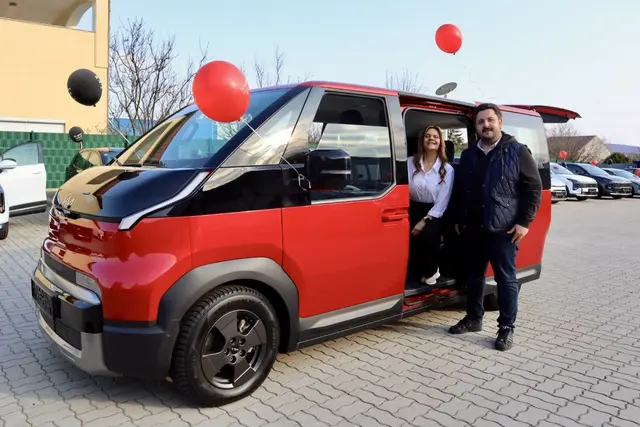 Maximilian Pieczara und Manuela Petri präsentieren den neuen Kia PV5. | Foto: Carina Kühn