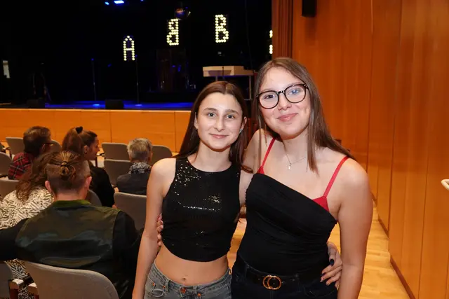 Diese beiden chorerprobten Mädels freuten sich ganz besonders auf das Konzert einer ihrer Lieblingsbands. | Foto: MeinBezirk/Michael Blinzer