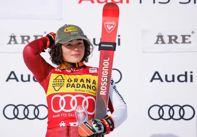 Eine sichtlich gerührte Julia Scheib bei der Siegerehrung in Are | Foto: GEPA pictures
